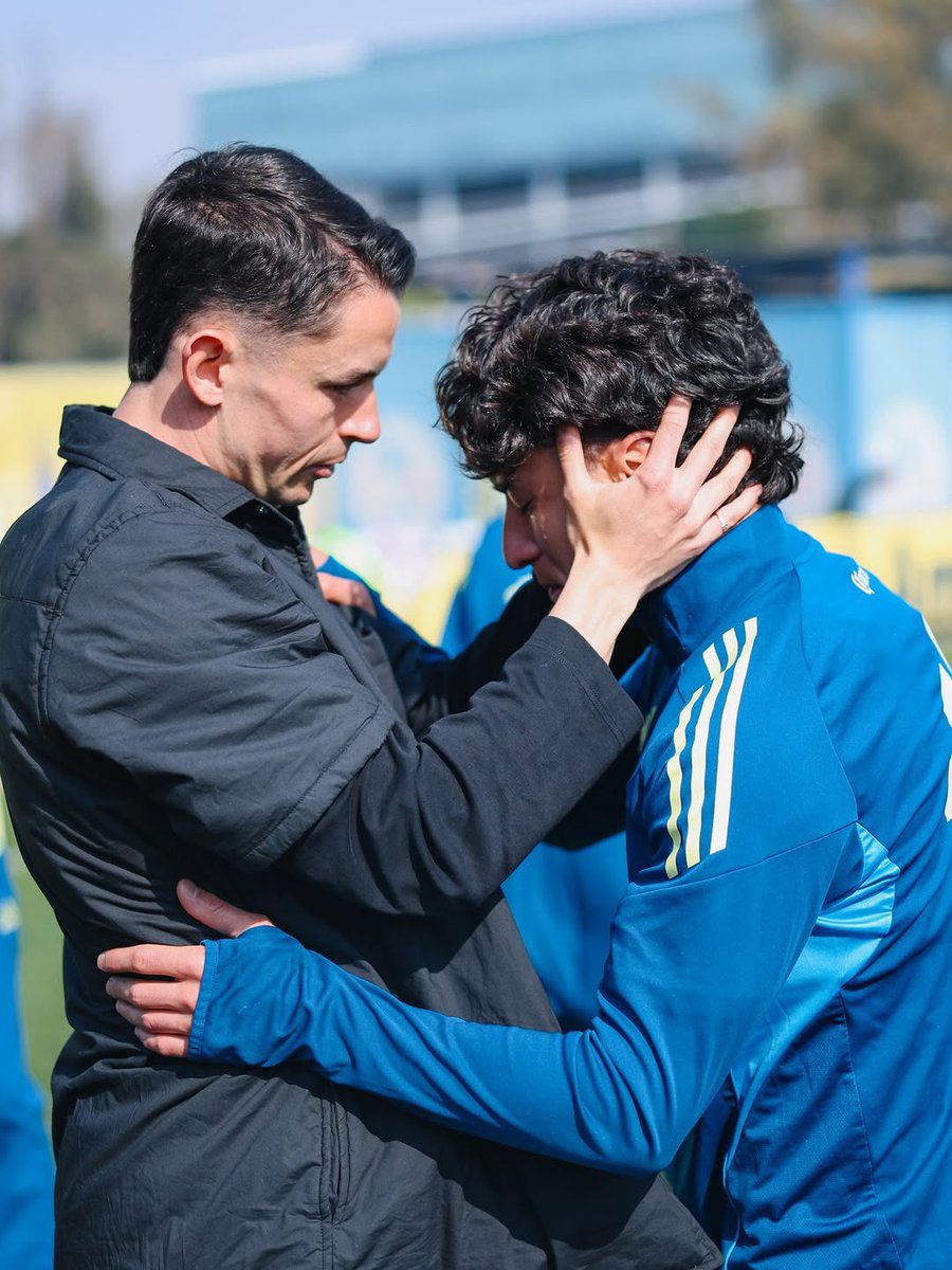 BIYIK__'s tweet image. Me dijo "desnudate", yo le mostré las fotos de la despedida de Álvaro Fidalgo del América. Me puse a llorar y ella se burló. Quería ver la desnudez de mi cuerpo; yo, tonto, le mostré la desnudez de mi alma.