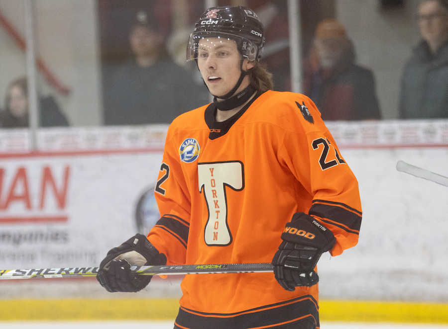 🪧#SJHLRECAP | William Leonard scored the tie-breaker with 8:48 remaining in regulation, and the Yorkton Terriers won their third straight game with a 4-3 victory over the Nipawin Hawks Sunday.

Recap - sjhl.ca/leonard-winner…

Photo credit to Simple Shots by Jackie.

Highlights,