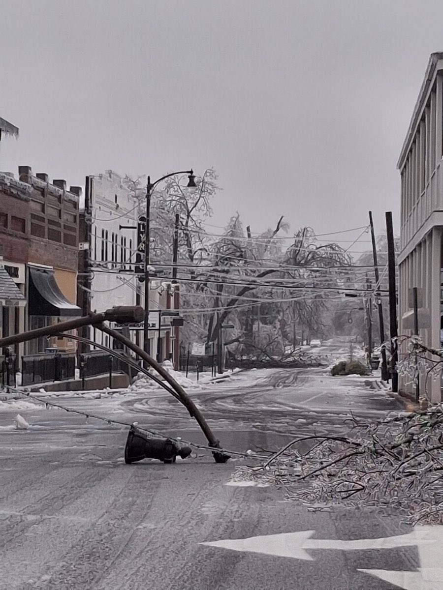 MishLtweets's tweet photo. Oxford, Mississippi: our tiny snow globe town looks like a war zone … day 8 of no power and it’s been below freezing most days. 12K still without power in the county #Fern #icemaggedon https://t.co/Ve2vuwZsdt