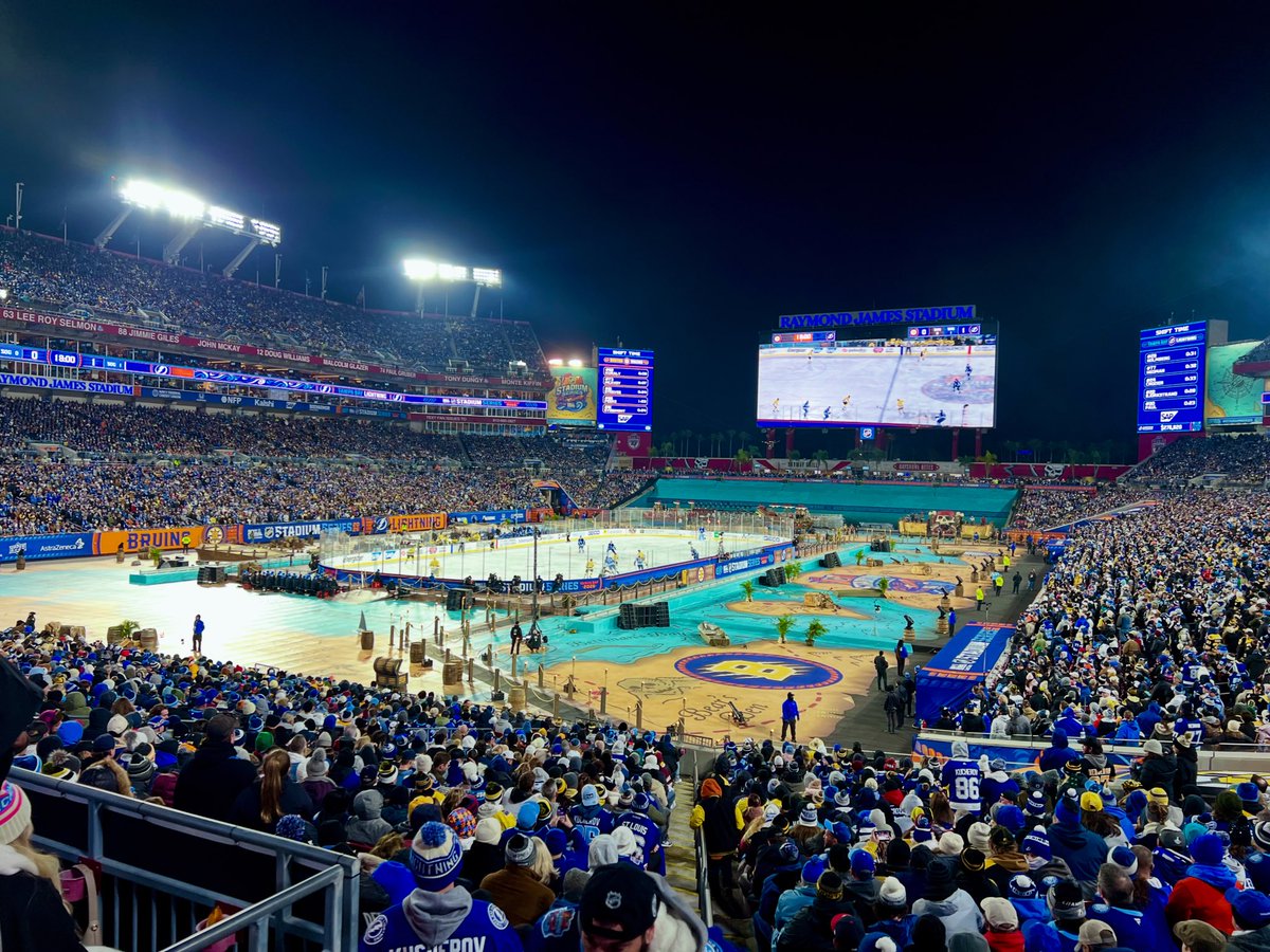 DewSnapMike's tweet photo. #StadiumSeries #GoBolts https://t.co/nOM2RR0Smo