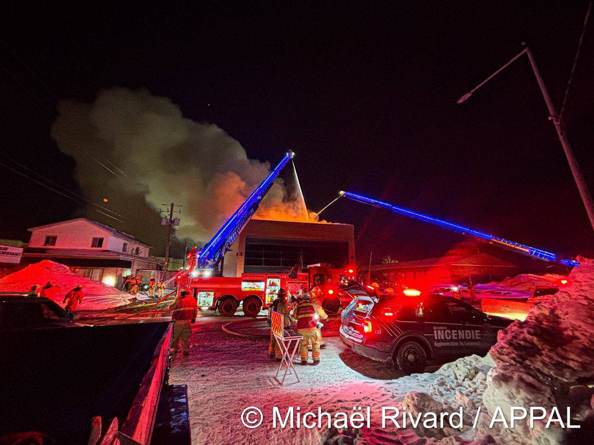 Michael_Rivard_'s tweet photo. Un incendie s’est déclaré dans un bâtiment situé sur la rue Jean-Désy, à Longueuil. À l’arrivée des pompiers, un important brasier faisait rage. (Code 10-13 / troisième alarme) @POMPIERSAPPAL https://t.co/1bXqZcSQLD