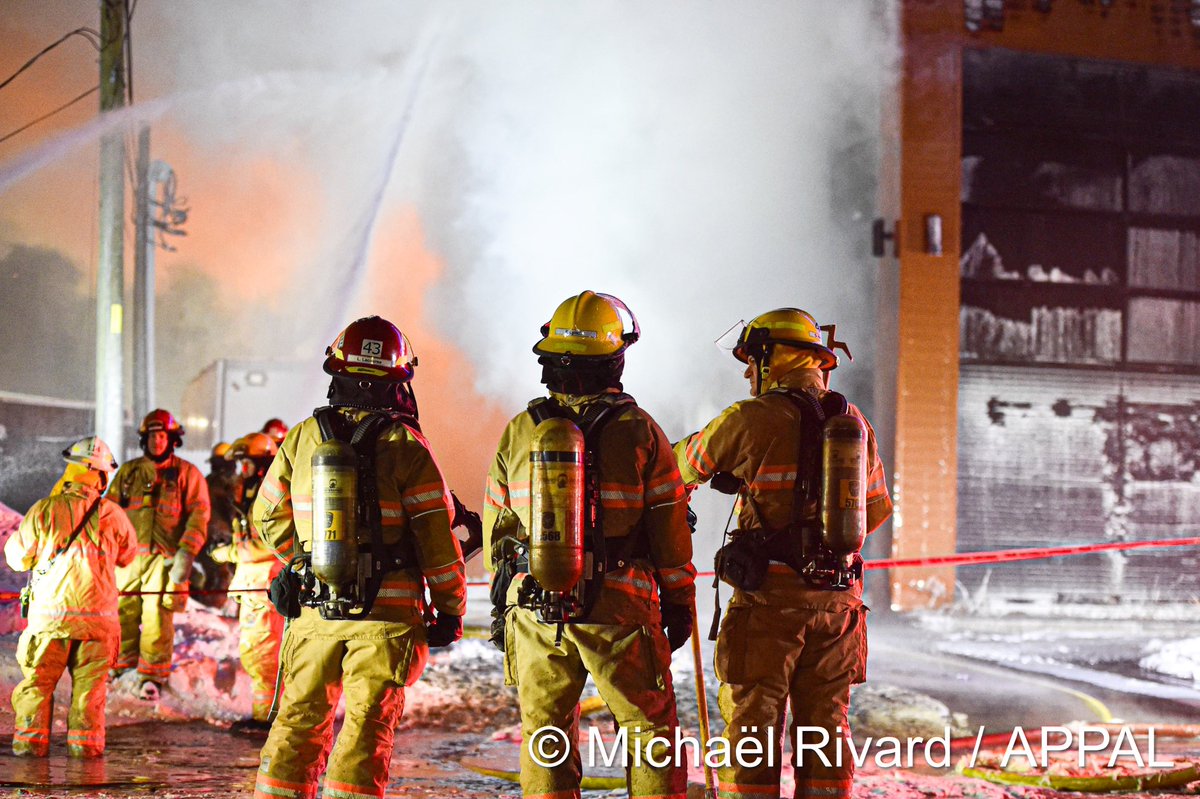 Michael_Rivard_'s tweet photo. Un incendie s’est déclaré dans un bâtiment situé sur la rue Jean-Désy, à Longueuil. À l’arrivée des pompiers, un important brasier faisait rage. (Code 10-13 / troisième alarme) @POMPIERSAPPAL https://t.co/1bXqZcSQLD