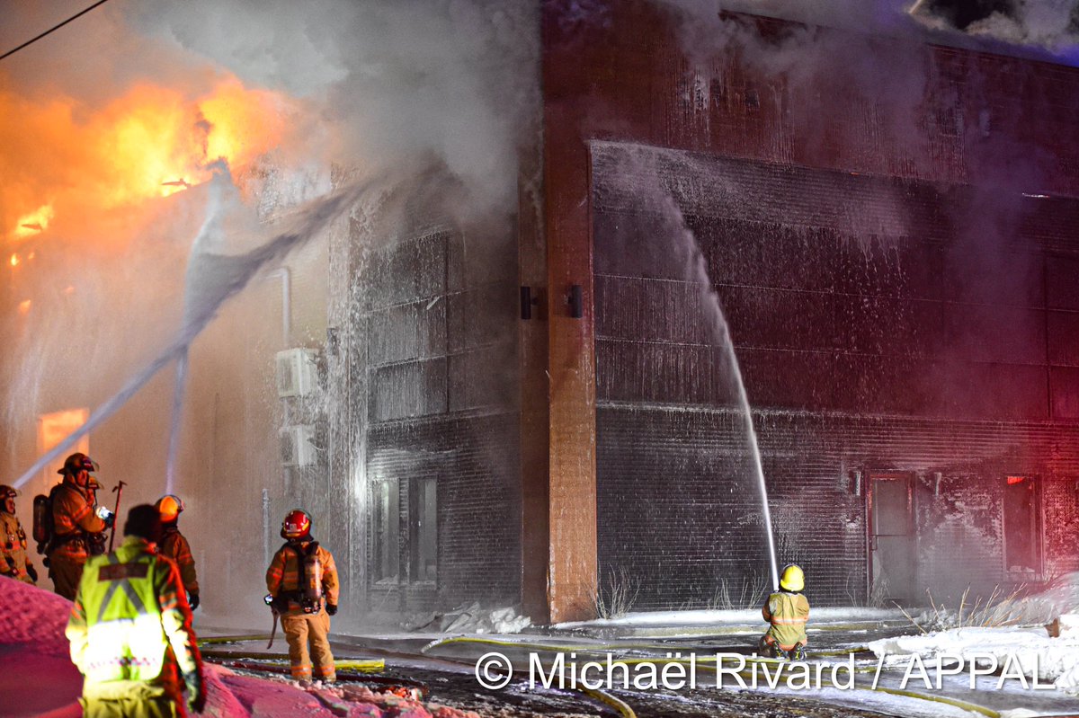 Michael_Rivard_'s tweet photo. Un incendie s’est déclaré dans un bâtiment situé sur la rue Jean-Désy, à Longueuil. À l’arrivée des pompiers, un important brasier faisait rage. (Code 10-13 / troisième alarme) @POMPIERSAPPAL https://t.co/1bXqZcSQLD
