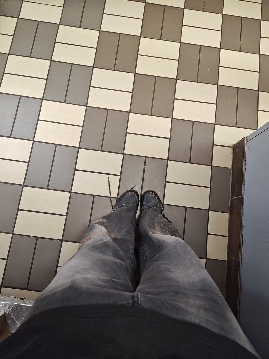 4evrArmd's tweet image. #someonesaveme