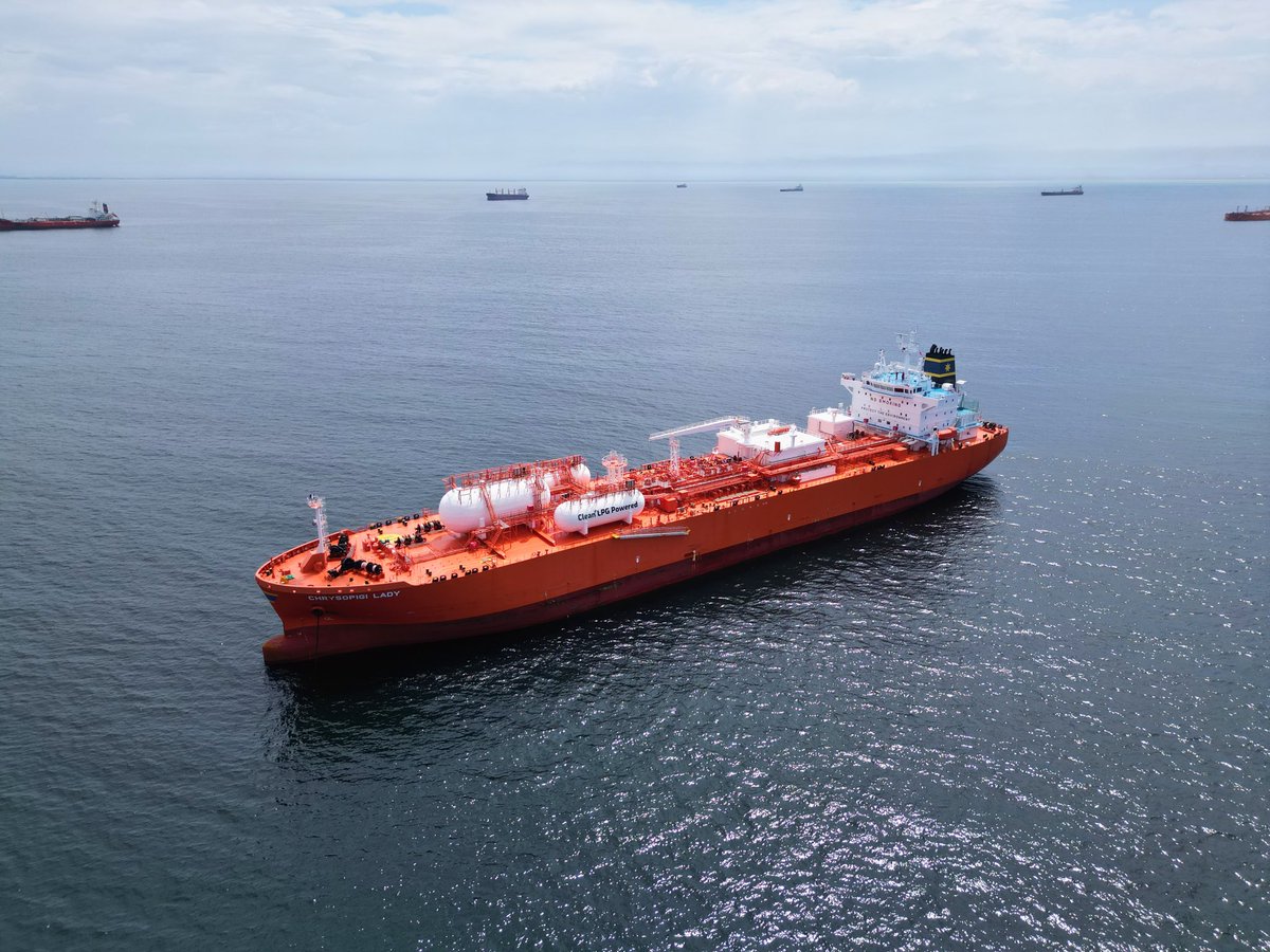 luis_villegasr's tweet photo. #Hoy Zarpó el buque Chrysopigi Lady con el primer cargamento de Gas Licuado de Petróleo para exportación, un orgullo para nuestra Patria, la clase trabajadora petrolera materializa así la primera molécula de gas venezolano hacia el mercado internacional.
@DelcyRodriguezv. https://t.co/Fu3fFXegbI