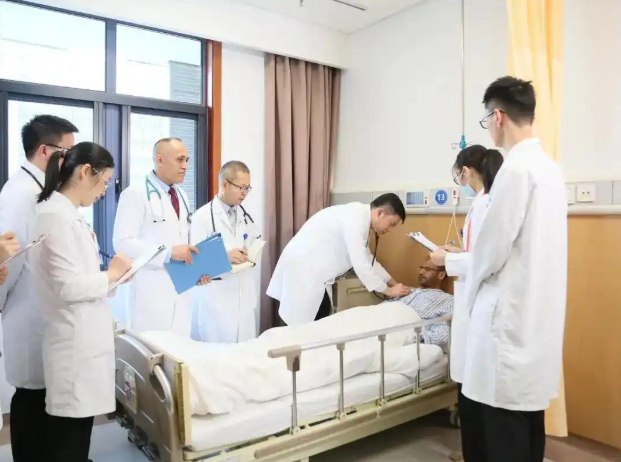 whiteTony99's tweet image. 外国患者“打飞的”赴华就医，正悄然推开中国国际医疗旅游的大门。为了绕开在新加坡要等多个月的手术排队，一位来自经商家庭的新加坡妈妈，带着4岁儿子飞抵杭州。从面诊到出院，仅用4天。社交媒体上，关于外国人来中国看牙、做手术的视频不断走红；现实中，浙江等地多家医院接待国际患者人数快速增长。