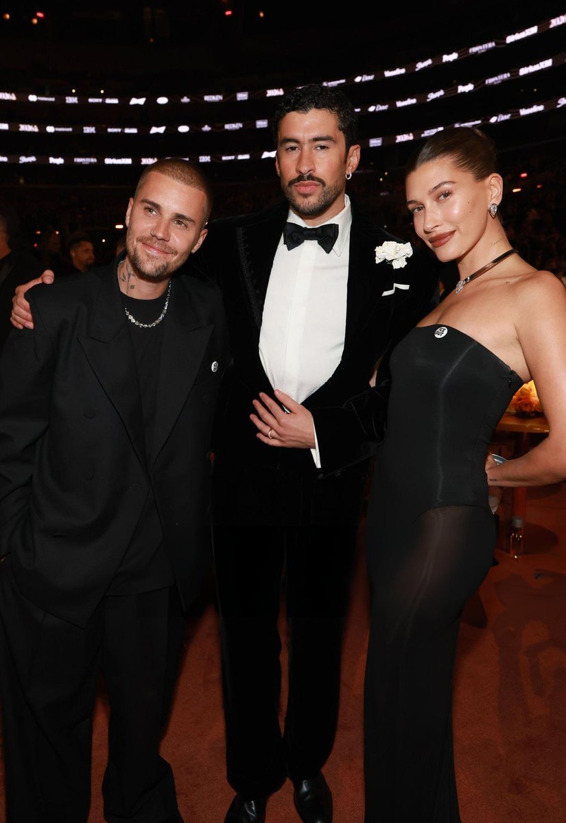 badbunnynetwork's tweet image. Bad Bunny, Justin Bieber y Hailey Bieber en los Grammys. 🖤