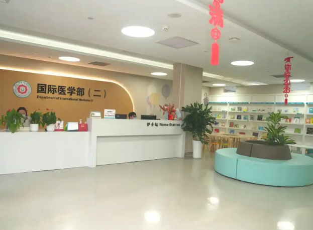 whiteTony99's tweet image. 外国患者“打飞的”赴华就医，正悄然推开中国国际医疗旅游的大门。为了绕开在新加坡要等多个月的手术排队，一位来自经商家庭的新加坡妈妈，带着4岁儿子飞抵杭州。从面诊到出院，仅用4天。社交媒体上，关于外国人来中国看牙、做手术的视频不断走红；现实中，浙江等地多家医院接待国际患者人数快速增长。