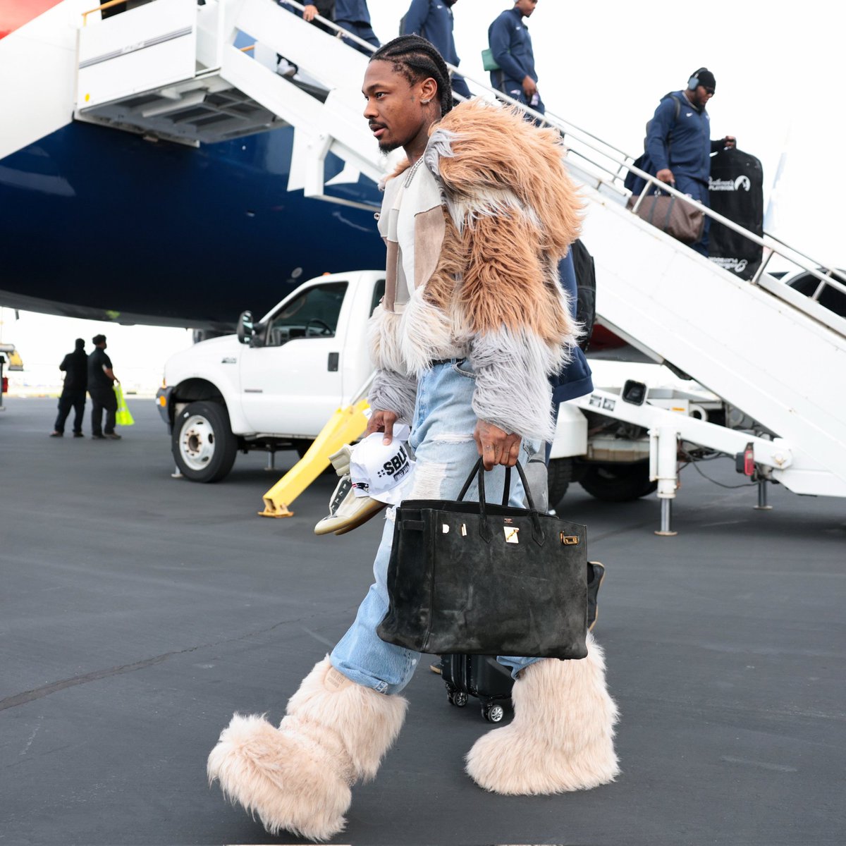 apollotvgroups's tweet photo. Diggs arrives in the Bay. 

Super Bowl LX– Sunday Feb. 8 6:30pm ET on NBC
Stream on @apollotvgroups + Peacock

#NFLPlayoffs
#NFL https://t.co/ZKZ7YbqqyI