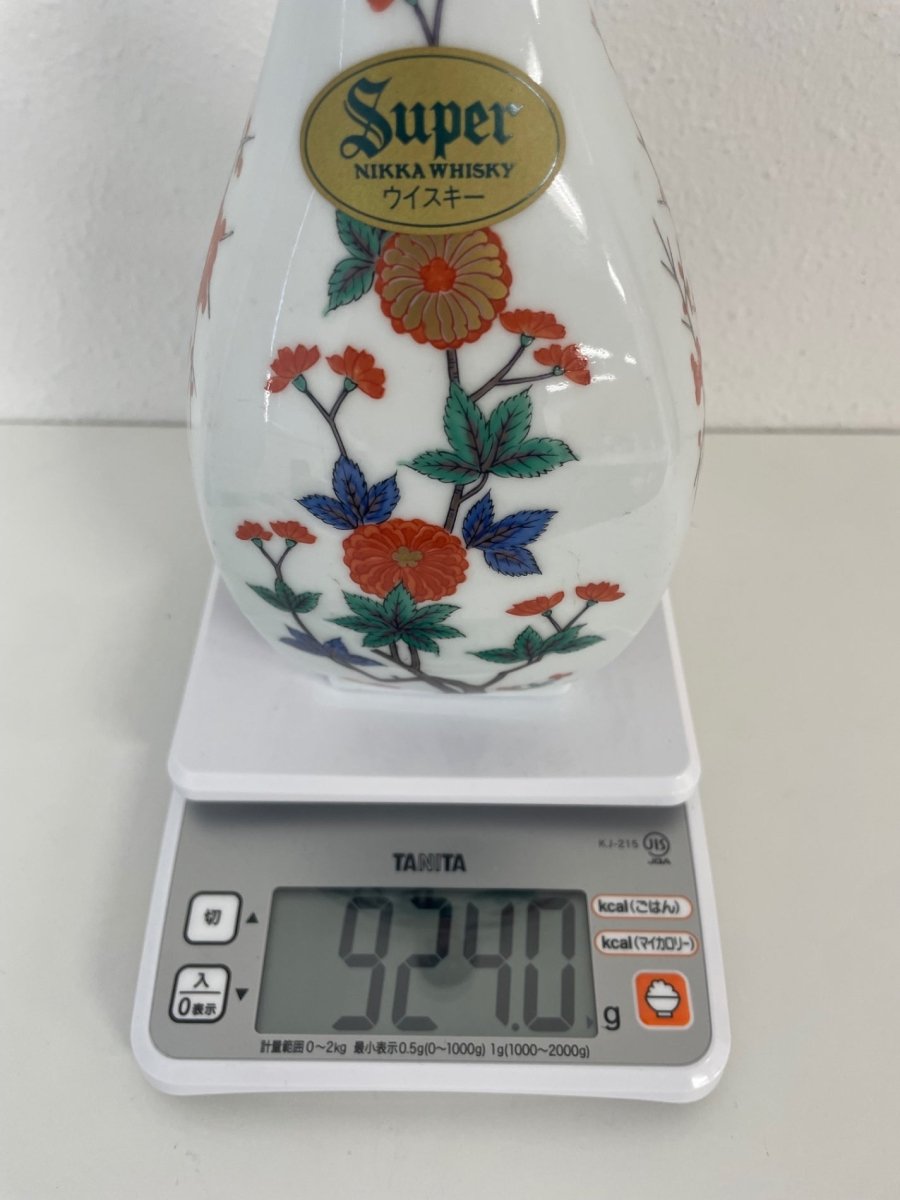 Experience elegance with the Super Nikka Arita-yaki ceramic bottle