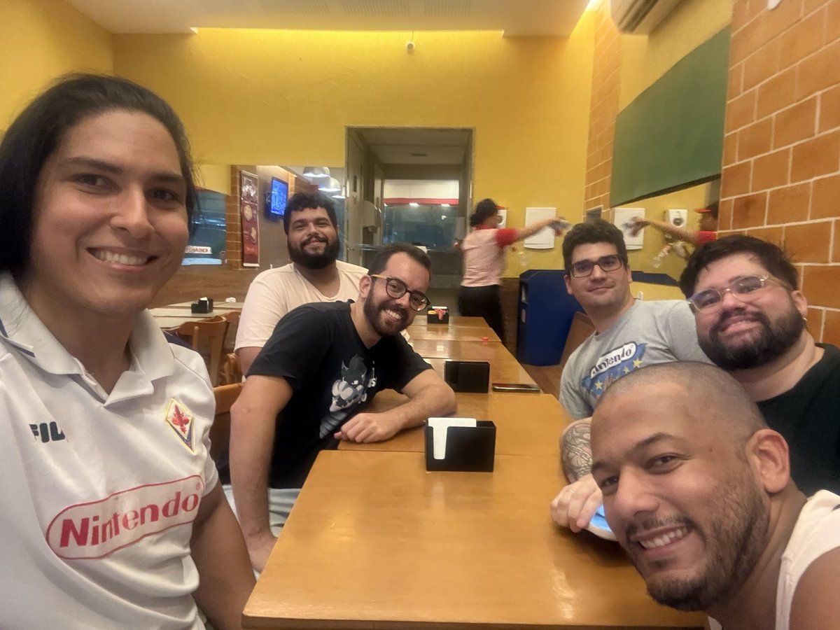 <a href="/jessicaupyt/">JessicaUP 🎮</a> Pra fechar after de lei com os inimigos do fim na pizzaria, com muita resenha, pra completar choveu horrores e parte do pessoal ficou ainda mais tempo resenhando esperando a chuva passar  <a href="/JacksonTheus_/">🐙Ultra Theus</a> <a href="/RogerioMarrara_/">Rogério A. Marrara</a> <a href="/caiohansen/">Caio Hansen 🕹️📺</a>
