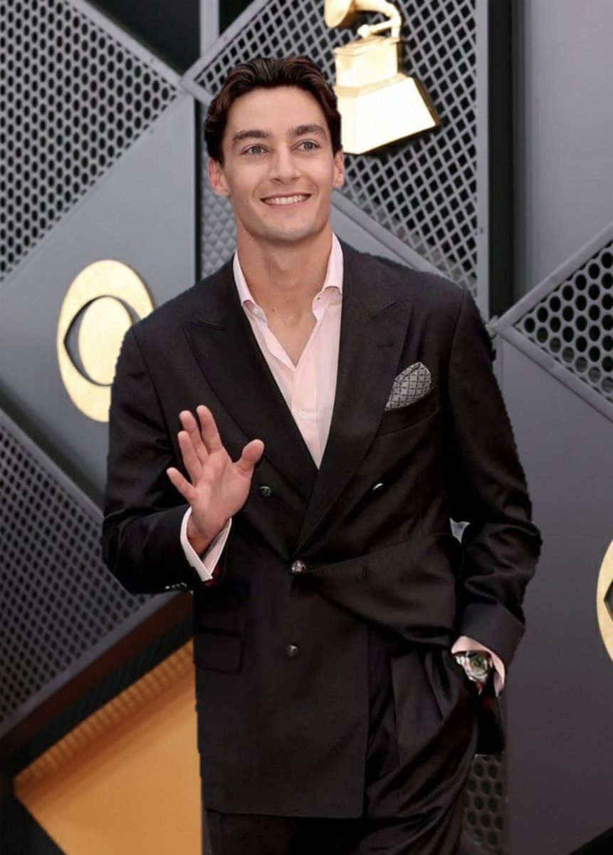 acervogeorgersl's tweet photo. Formula One driver George Russell arrived on the red carpet at #GRAMMYs https://t.co/4OsL4tkq5w