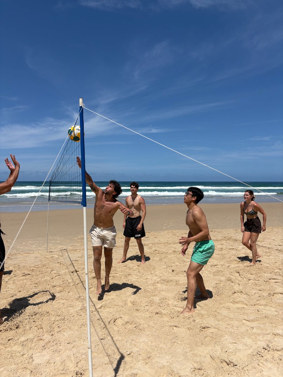 youtoo_project's tweet photo. ¡Qué diazo el del sábado! 🌞🌊

Algunos estudiantes de #Brisbane vinieron a #GoldCoast para pasar el día juntos en la playa de Surfers Paradise. Nos presentamos, jugamos al pañuelo, a vóley, fútbol playa... un poco de todo💙

¡Gracias a todos por venir! Nos lo pasamos en grande💓 https://t.co/QnX3ecZDdQ