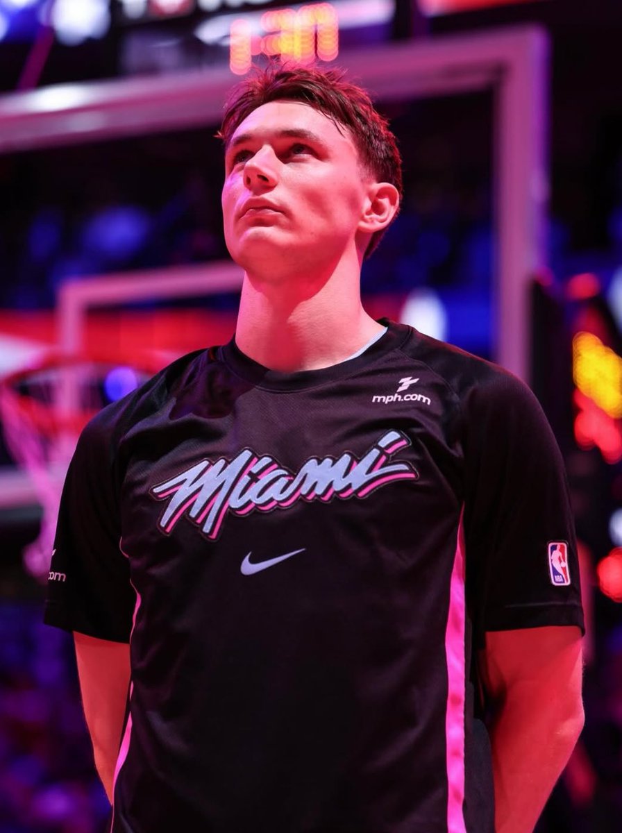 TheHoopCentral's tweet image. Pelle Larsson over the last 3 games:

19.0 PPG
5.7 RPG
3.7 APG
2.7 SPG
63.3% FG
54.5% 3P
81.3% FT
28.4 MPG

Don’t sleep on Pelle. 🔥