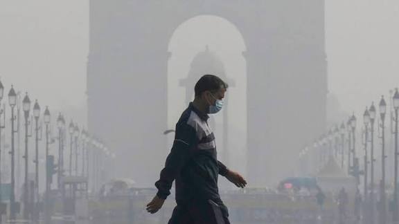 galgotiastimes's tweet photo. The weather in Delhi-NCR has changed again. Dense fog has enveloped several areas, leading to a drop in temperature. Meanwhile, the air quality remains in the poor category...

#DelhiNCR #DenseFog #Fog #AirQualty #DelhiAirQualty