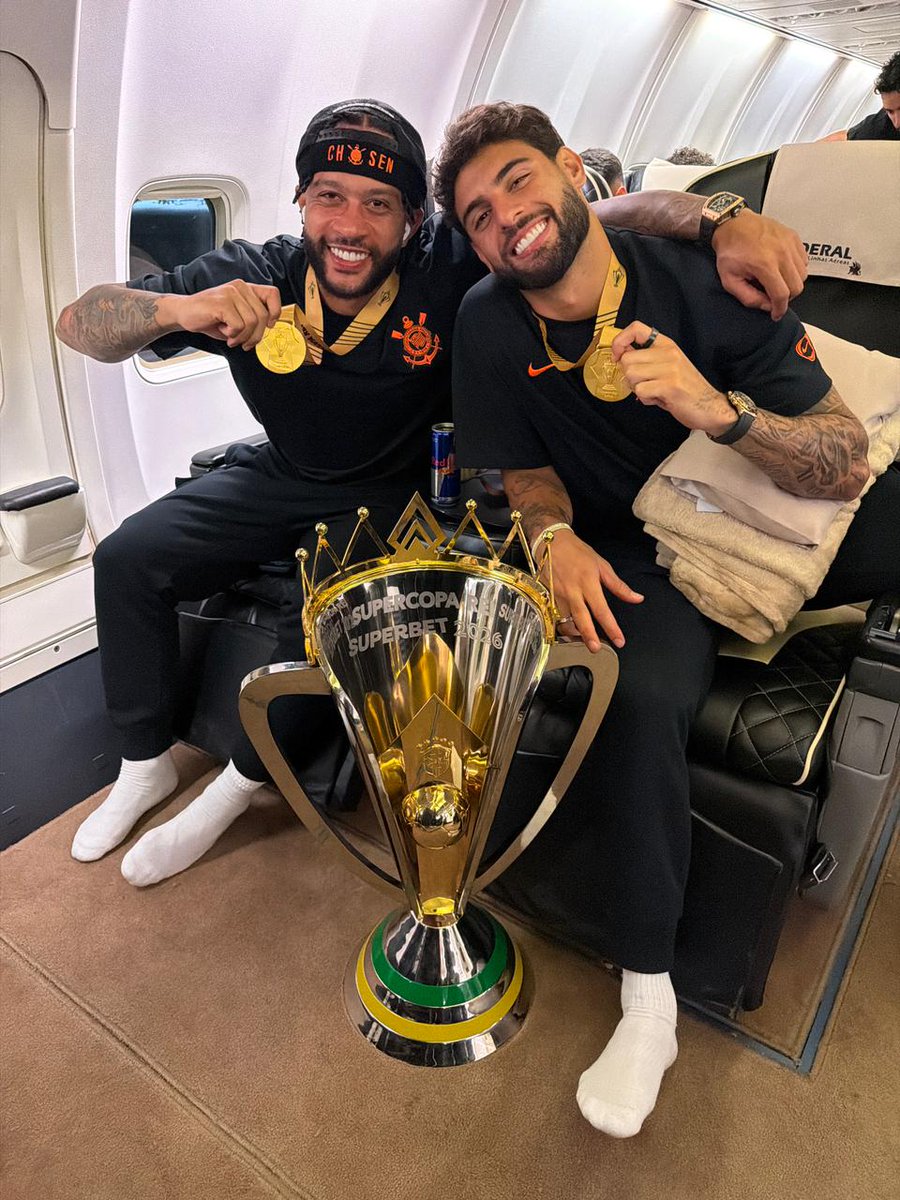 Corinthians's tweet photo. O sorriso de quem vai voar com a medalha e o caneco! 🥇🏆

📸 Gustavo Vasco / Corinthians

#SuperBicampeão
#VaiCorinthians https://t.co/EAW3N5IFrz