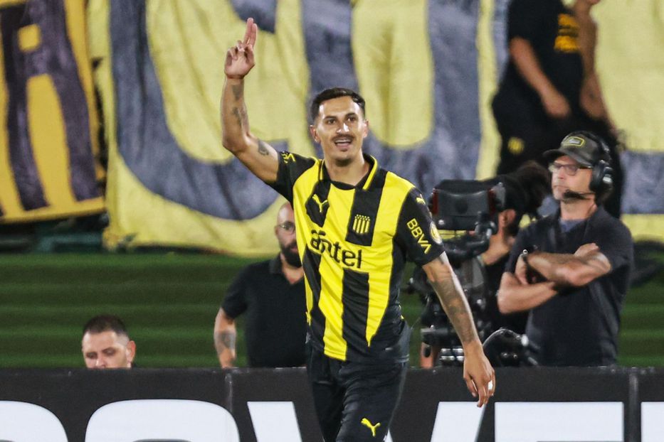 b_kuchman's tweet photo. En 49 minutos en cancha, Eduardo Darias le devolvió a Peñarol el buen trato de pelota y la intención del juego asociativo. Pero además, le devolvió el contagio a sus compañeros para la presión sin pelota.

Peñarol recuperó un jugador esencial para la idea de Diego Aguirre. https://t.co/jJPSzb32am