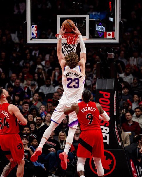 Lauri Markkanen in tonight’s game:

27 PTS
11 REBS
2 AST
39 MINS
2/8 3FG

#TakeNote | #JazzNation