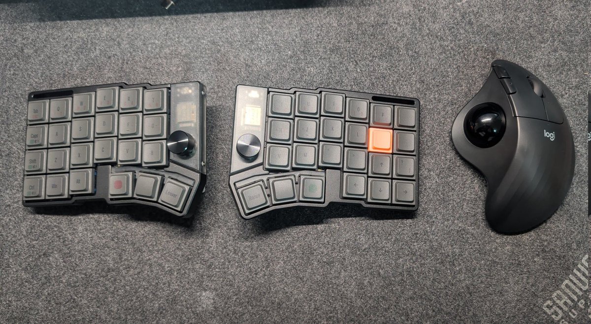 maxaronisan's tweet photo. Cornix 使ってみてるけど、やっぱり慣れが必要だぁ。スイッチは純正を楽しもうと思ってたのに、手が勝手に変えていた。。。(Kailh Deep Sea Silent MINI Islet) https://t.co/s1pnVTtp17