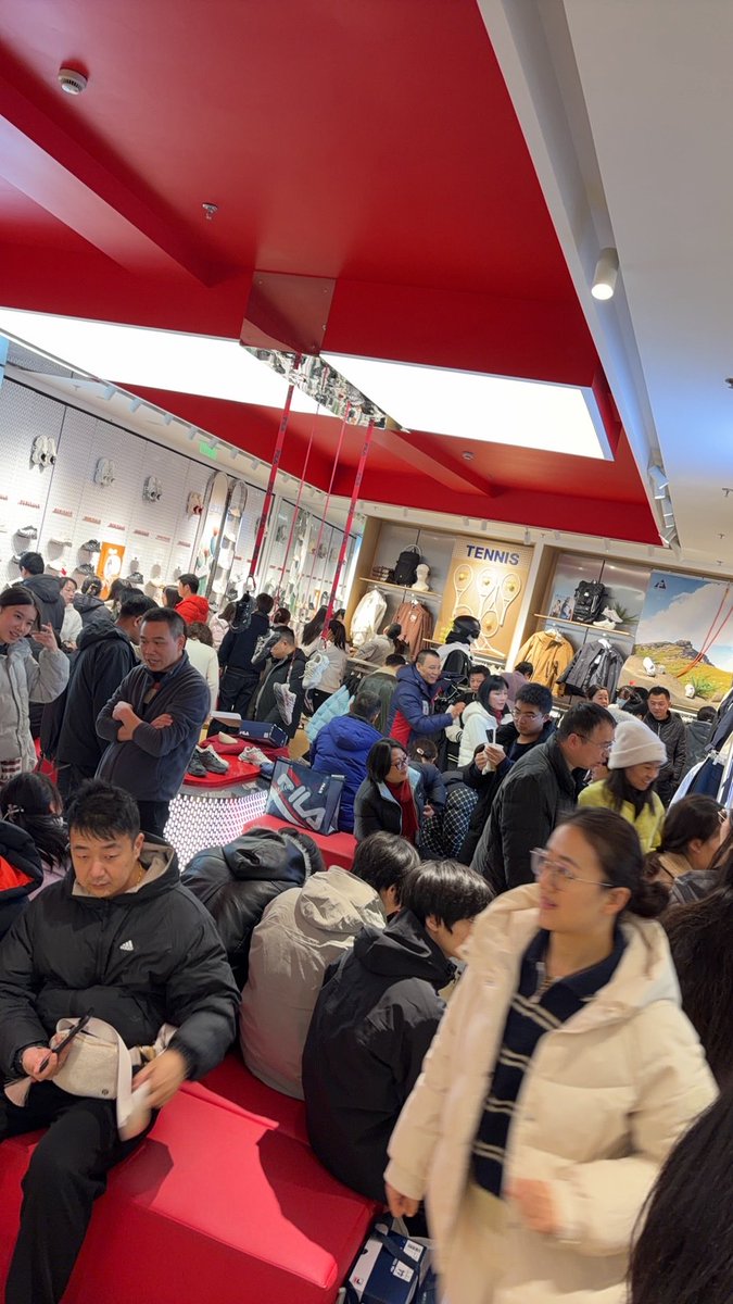 College_EEer's tweet photo. 不知道的还以为这青浦奥特莱斯的阿迪达斯不要钱呢，都说经济不行，原来是我的经济不行😂 https://t.co/mGoISQE9eS