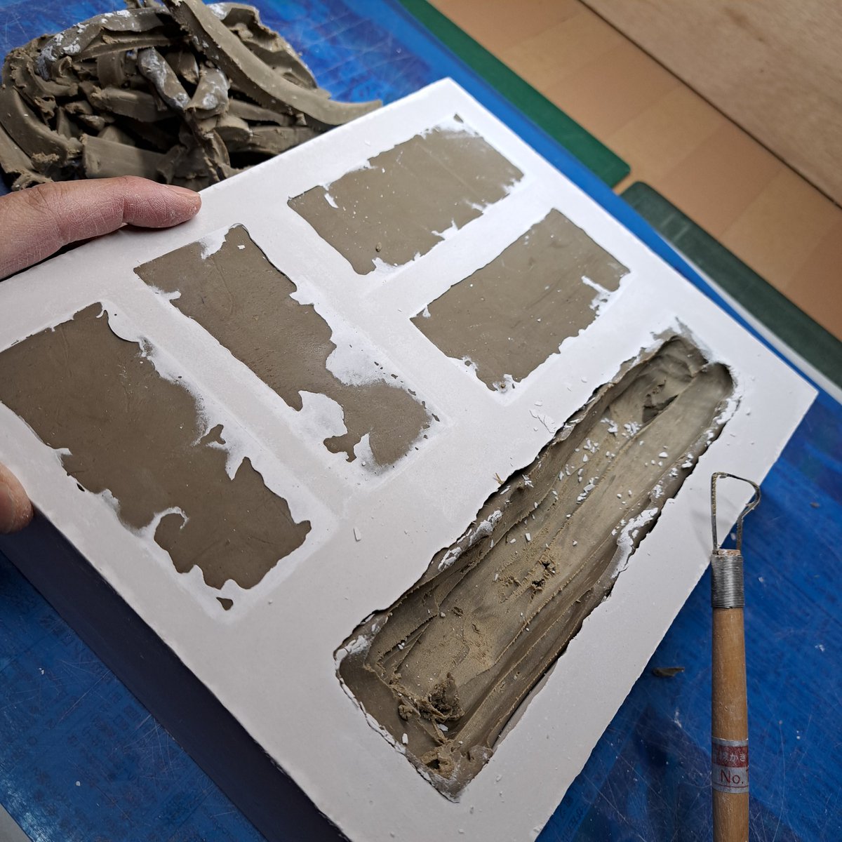 パートドヴェールで文鎮と墨床を作ります。
まずは粘土と石膏で型作り。