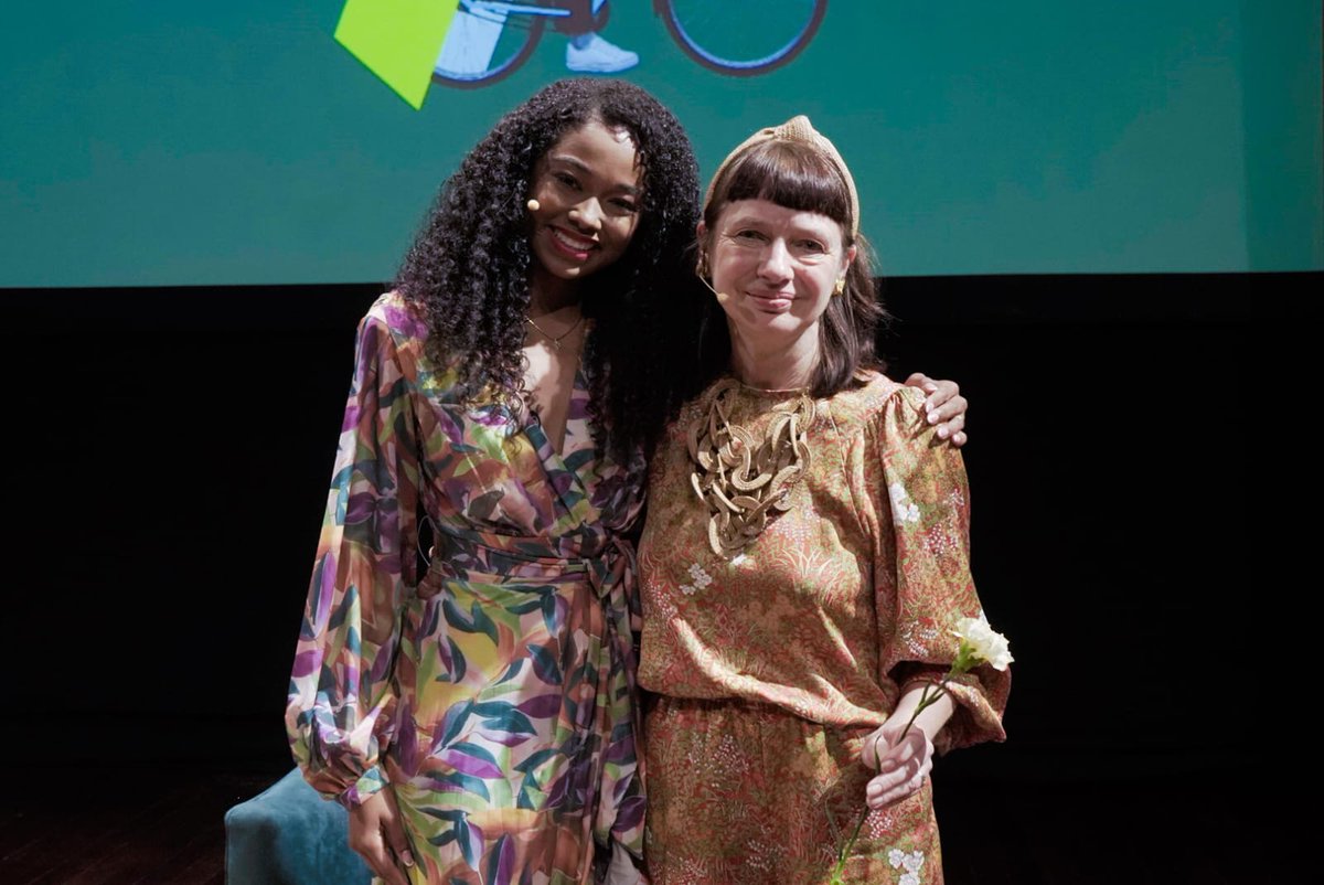 hayfestival_esp's tweet photo. La moda también cuenta la historia de nuestra relación con la naturaleza. 🌿
@Carrysomers, referente mundial de la moda ética y cofundadora de Fashion Revolution, conversó con @RossyLemos sobre cómo los textiles han moldeado el mundo humano y el paisaje natural. Desde plantas, saberes ancestrales y memoria, hasta la pregunta que cambió la industria: ¿quién hizo tu ropa?

@GRUPOSURA 
@Bancolombia 
@cobritish 
#HayCartagena26 #LaNaturalezaEstáDeModa #CarrySomers #FashionRevolution #ModaÉtica #Sostenibilidad #QuiénHizoTuRopa