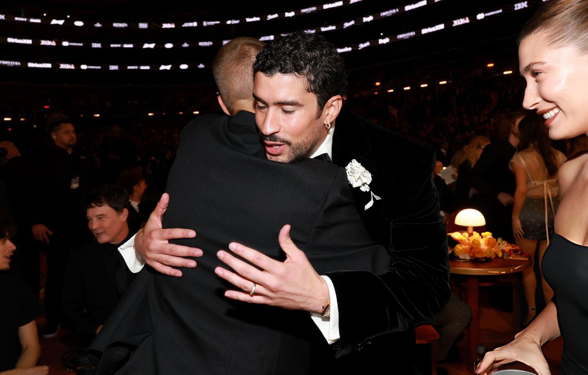 badbunnynetwork's tweet photo. Abrazo entre Bad Bunny y Justin Bieber esta noche en los Grammys. 📸❤️‍🔥 https://t.co/jHKiV4QVoN