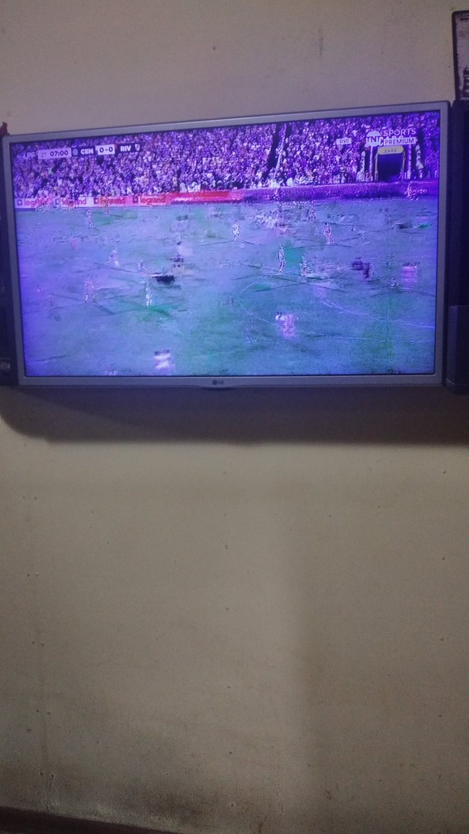 EPascuali's tweet photo. Telecentro me cobra el Pack futbol para ver el partido así. https://t.co/higRu3EtbO