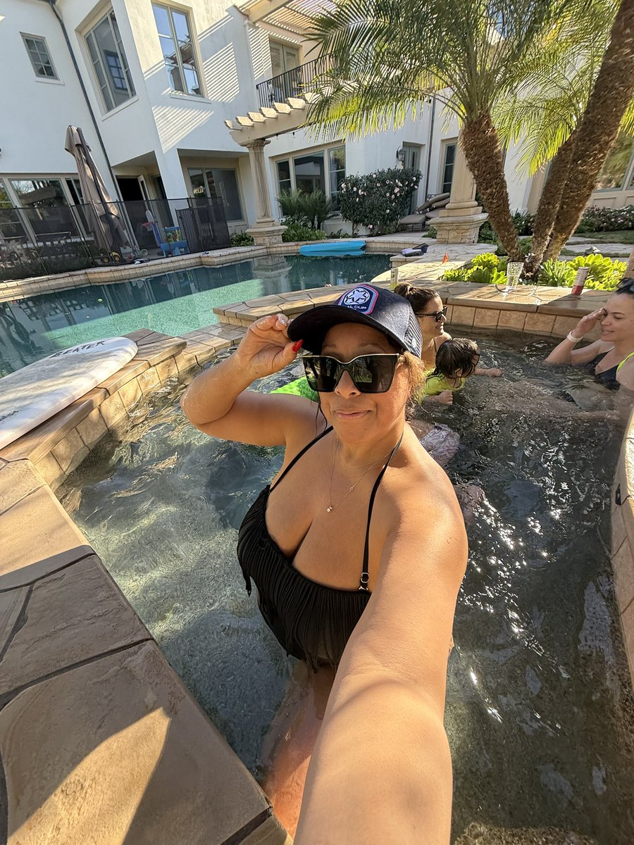 AzucarT11's tweet photo. Winter in Coto =Pool Day ☀️💦 https://t.co/0OxxROJPWm