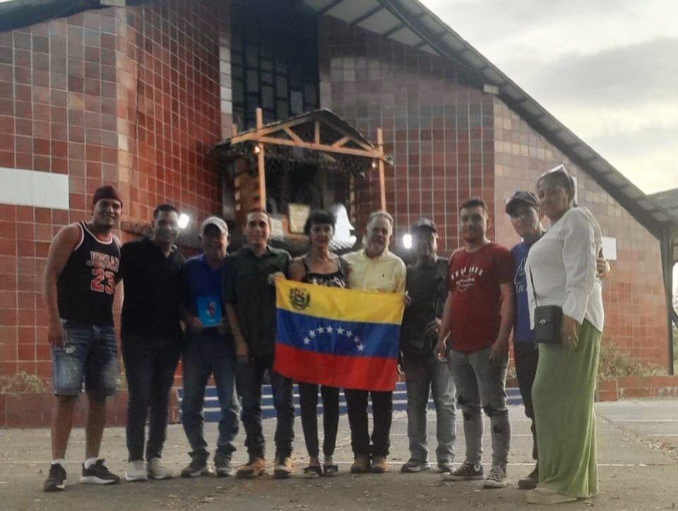 CaraboboConVzla's tweet photo. #01Feb Carabobeños desde varios municipios del estado #Carabobo se unen en oración con más Fe y esperanza para exigir la libertad plena e inmediata de todos los presos políticos de Venezuela.
#LiberenALosPresosPolíticos #QueSeanTodos https://t.co/v0M8TB2ioz