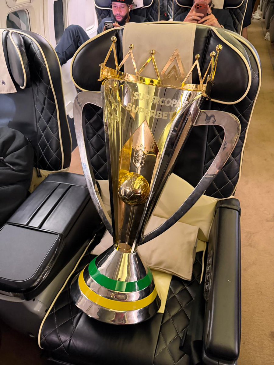 Corinthians's tweet image. A cadeira dela estava reservada! ✔️🏆

📸 Gustavo Vasco / Corinthians

#SuperBicampeão
#VaiCorinthians