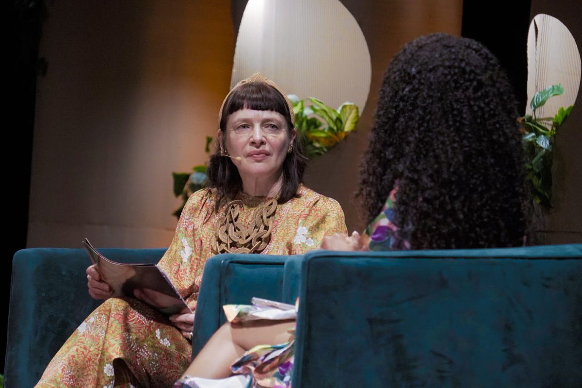 hayfestival_esp's tweet photo. La moda también cuenta la historia de nuestra relación con la naturaleza. 🌿
@Carrysomers, referente mundial de la moda ética y cofundadora de Fashion Revolution, conversó con @RossyLemos sobre cómo los textiles han moldeado el mundo humano y el paisaje natural. Desde plantas, saberes ancestrales y memoria, hasta la pregunta que cambió la industria: ¿quién hizo tu ropa?

@GRUPOSURA 
@Bancolombia 
@cobritish 
#HayCartagena26 #LaNaturalezaEstáDeModa #CarrySomers #FashionRevolution #ModaÉtica #Sostenibilidad #QuiénHizoTuRopa