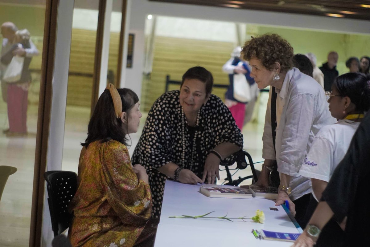 hayfestival_esp's tweet photo. La moda también cuenta la historia de nuestra relación con la naturaleza. 🌿
@Carrysomers, referente mundial de la moda ética y cofundadora de Fashion Revolution, conversó con @RossyLemos sobre cómo los textiles han moldeado el mundo humano y el paisaje natural. Desde plantas, saberes ancestrales y memoria, hasta la pregunta que cambió la industria: ¿quién hizo tu ropa?

@GRUPOSURA 
@Bancolombia 
@cobritish 
#HayCartagena26 #LaNaturalezaEstáDeModa #CarrySomers #FashionRevolution #ModaÉtica #Sostenibilidad #QuiénHizoTuRopa
