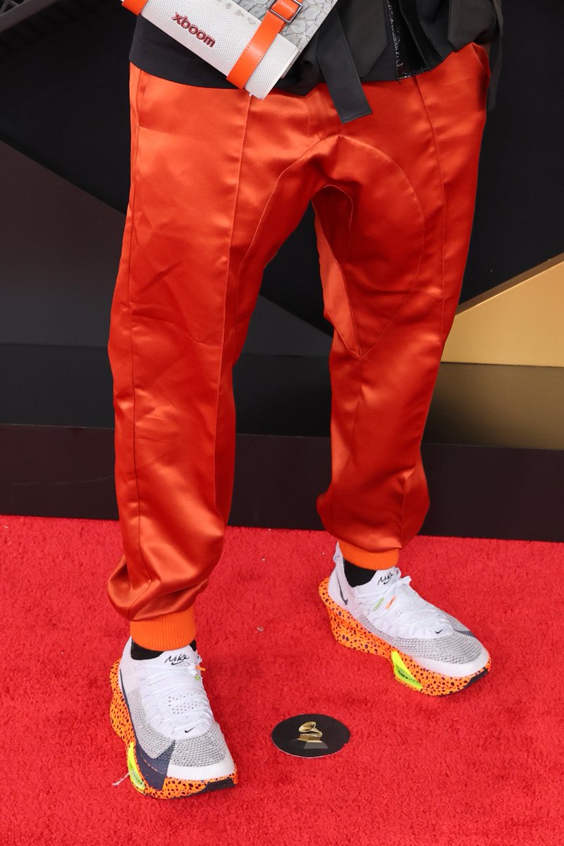 ComplexSneakers's tweet image. Will.I.am rocks the Nike Alphafly 3 on the Grammys red carpet 🎶🔥