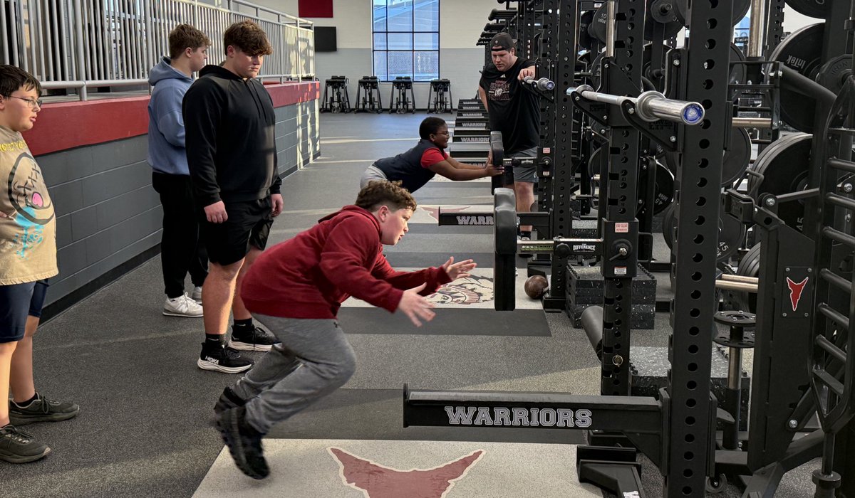 🏈 Great evening working with our #FutureFridayNightWarriors!

Proud of the effort of our 4th-8th graders, and thankful for our current HS players &amp; coaches for spending time investing in our programs future!

#21Miles