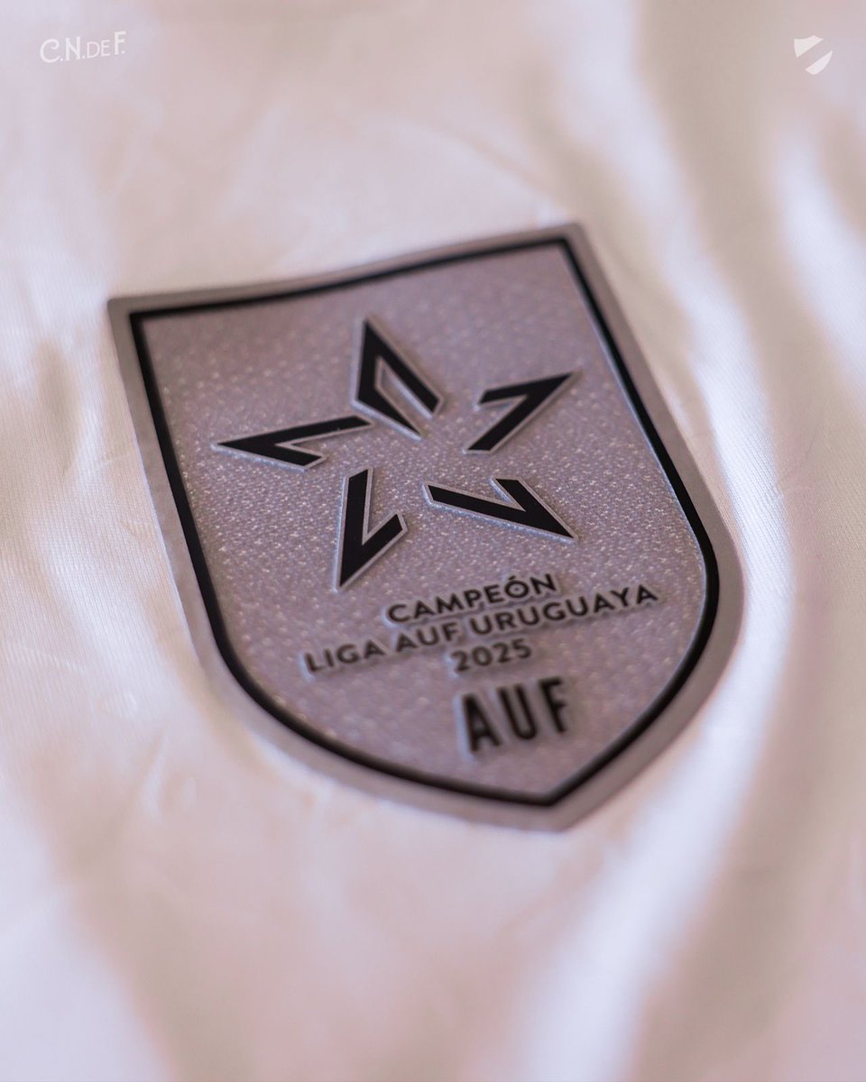 ¿Alguien sabe por qué solo Nacional jugó con esto en la camiseta?