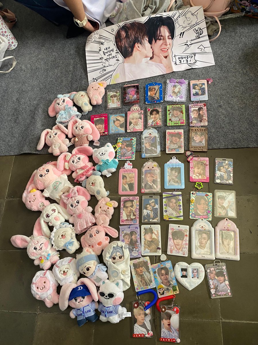 americanoddict's tweet photo. Kemarin acaranya super keren dan seruu banget. Thank u buat freebies dan hadiahnya, banyak banget hehe. So happyy💚 @nominprojects @noministbdg @altersunday_ @writernomin @catbunnyna_ @jjforlove_ @iciispace @nasnowballie @RoseAquilla @jjaepeache @chee5j @4__triple_J @_meongstudio https://t.co/XWUvM38Jiv
