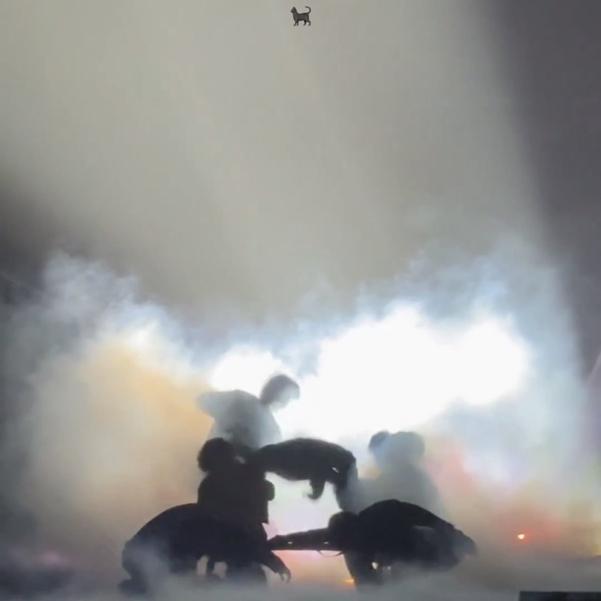 형원이 시작할 때 아예 물구나무처럼 거꾸로 있는 거
아무리 옆에서 댄서들이 당겨서 힘 준다 해도 일어나기 쉽지 않을 텐데... 굳이 이런 연출한 거 너무 채고됨