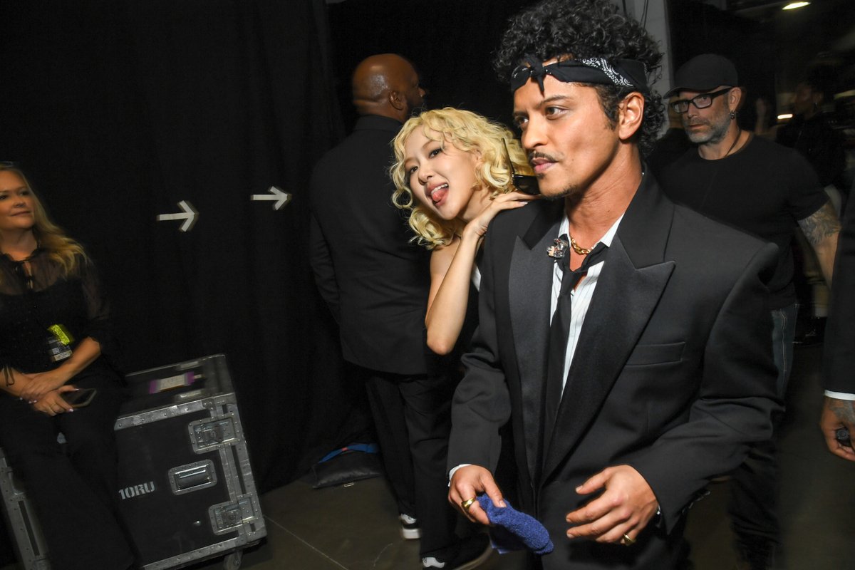 Rosé (<a href="/numberoneHQ/">numberoneHQ</a>) &amp; Bruno Mars (<a href="/BrunoMars/">Bruno Mars</a>) backstage at the Grammy Awards (Alberto Rodriguez/CBS) #Grammys