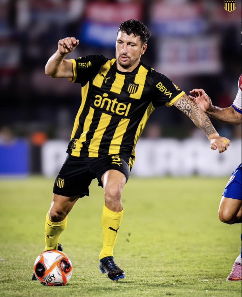 CON ANDY MADRUGA, KEV, EL CEPI Y EL ESPÍRITU DE DARIAS.

CON LA CAMISETA.

PEÑAROL CAMPEÓN DE LA SUPERCOPA.

En un rato prendemos para el post partido en DIOS KICK.