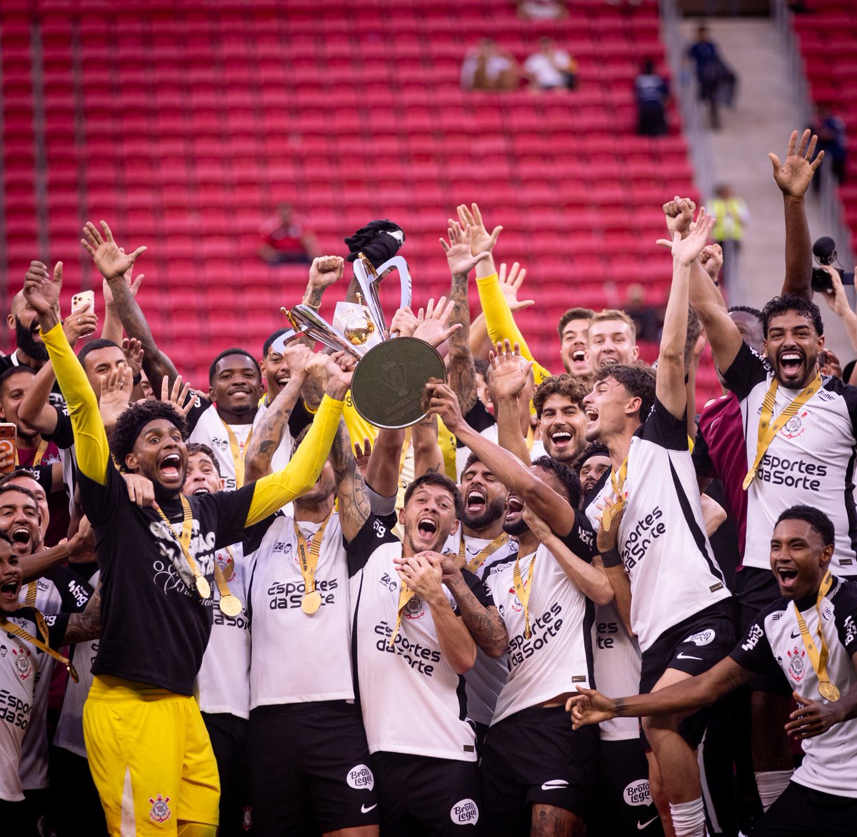 Corinthians's tweet photo. 🏆 https://t.co/vwqeGMpOOB.a.taça_jpeg 

📸 Rodrigo Coca / Corinthians

#SuperBicampeão
#VaiCorinthians https://t.co/otEyKV0NQR