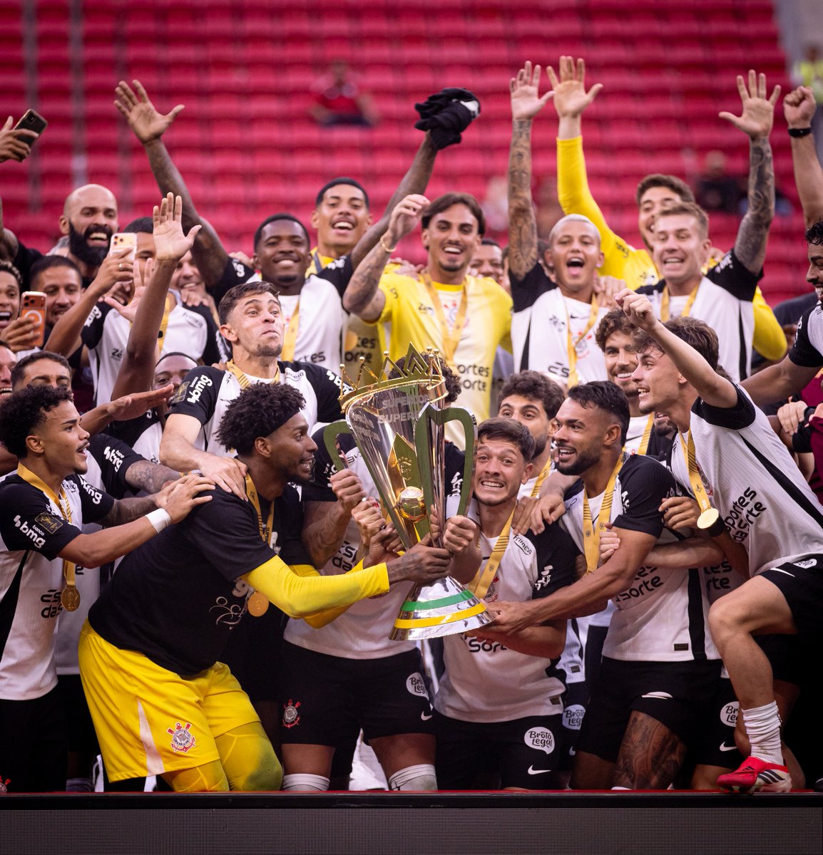 Corinthians's tweet photo. 🏆 https://t.co/vwqeGMpOOB.a.taça_jpeg 

📸 Rodrigo Coca / Corinthians

#SuperBicampeão
#VaiCorinthians https://t.co/otEyKV0NQR
