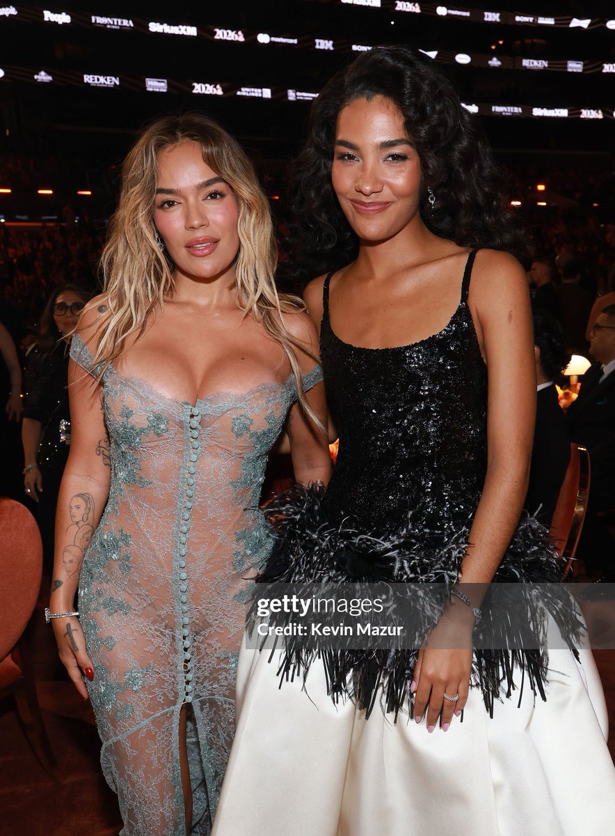 Karol G junto a Olivia Dean en la gala de los #GRAMMYs ✨🩵