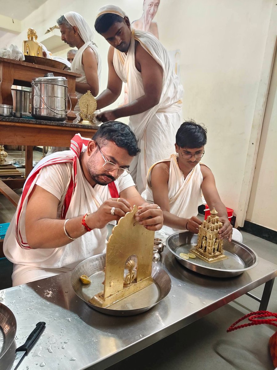 *वीर सेवा दल शाखा हुपरी चे वतीने*...
दर 3 महिन्यांनी चंद्रप्रभू दिगंबर जैन मंदिर मधील वेदी वरील प्रतिमा यांची स्वच्छता करणे... आज हा उपक्रम राबविण्यात आला...
यावेळी वीर सेवा दलाचे सदस्य मोठ्या संख्येने उपस्थित होते...
#jain #veersevadal2026 #veersevadal #jainism