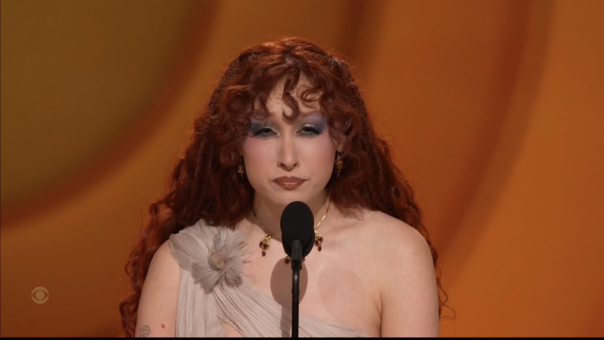 how fucking blind is she 😭😭😭😭