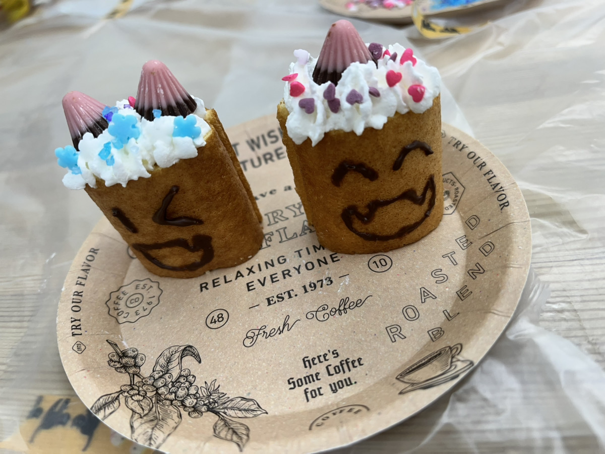 tryze_odori's tweet photo. 土曜プログラムは節分👹✨
アイスブレイク＆豆まきのあと、
ロールケーキに鬼デコレーション🍰
個性たっぷりで
かわいい鬼がたくさん完成しました😊
※写真ちょっと暗めですが、
鬼デコのかわいさは健在です👹🍰
#就労移行支援 #就労支援トライズ大通 #トライズ大通 #札幌 #節分 #節分スイーツ https://t.co/7J1ImTByOy