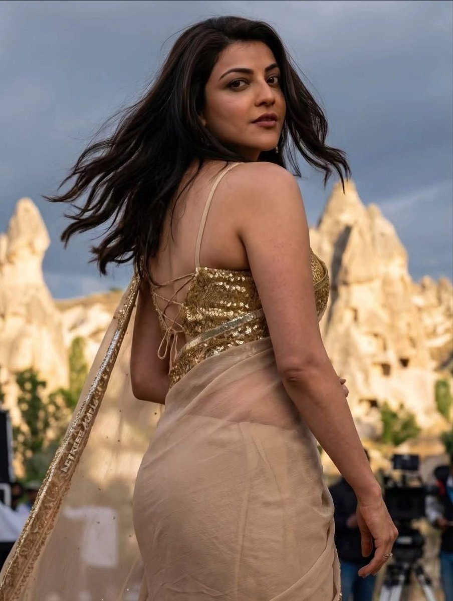 Tolly_Tweetz's tweet photo. BTS stills of Kajal 🥵👀 https://t.co/8vj6FkYFva