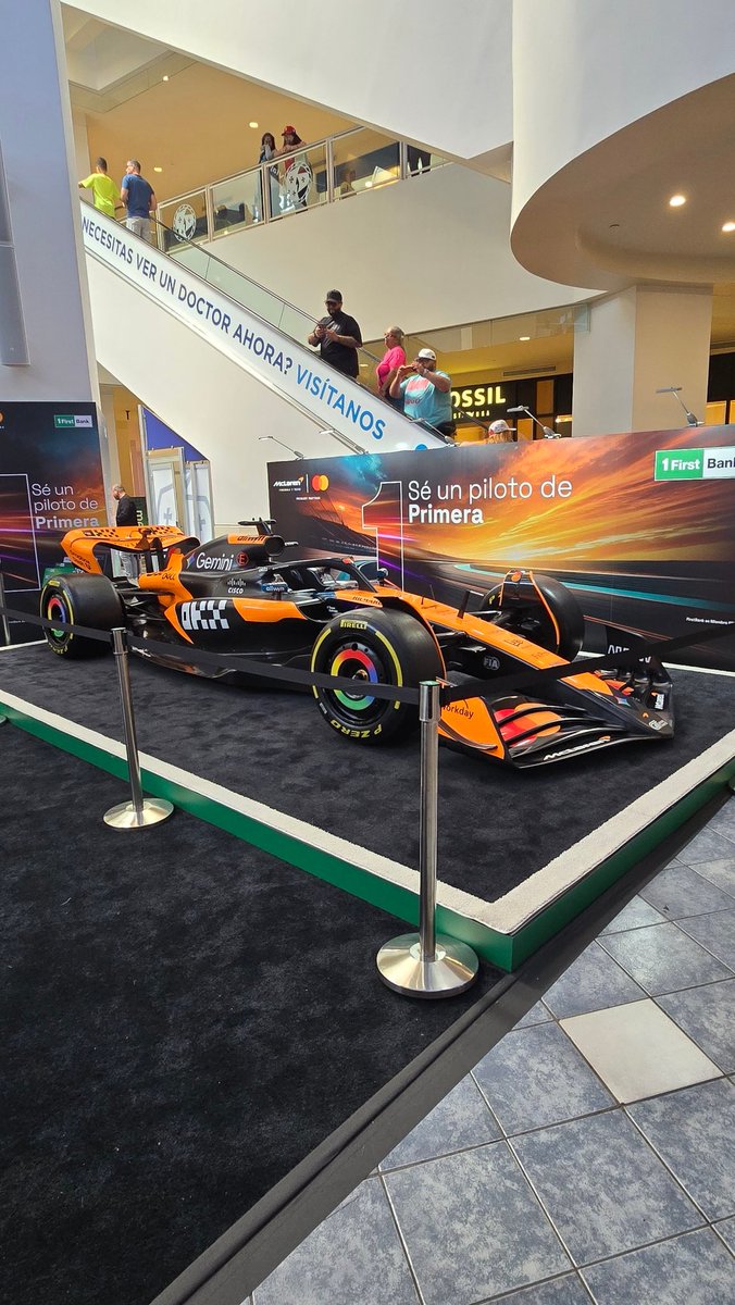 McLaren F1 car en plaza! No te dejan acercarte al carro si no tienes first bank MasterCard lol
.
.
.
#mclaren #Formula1 #PuertoRico