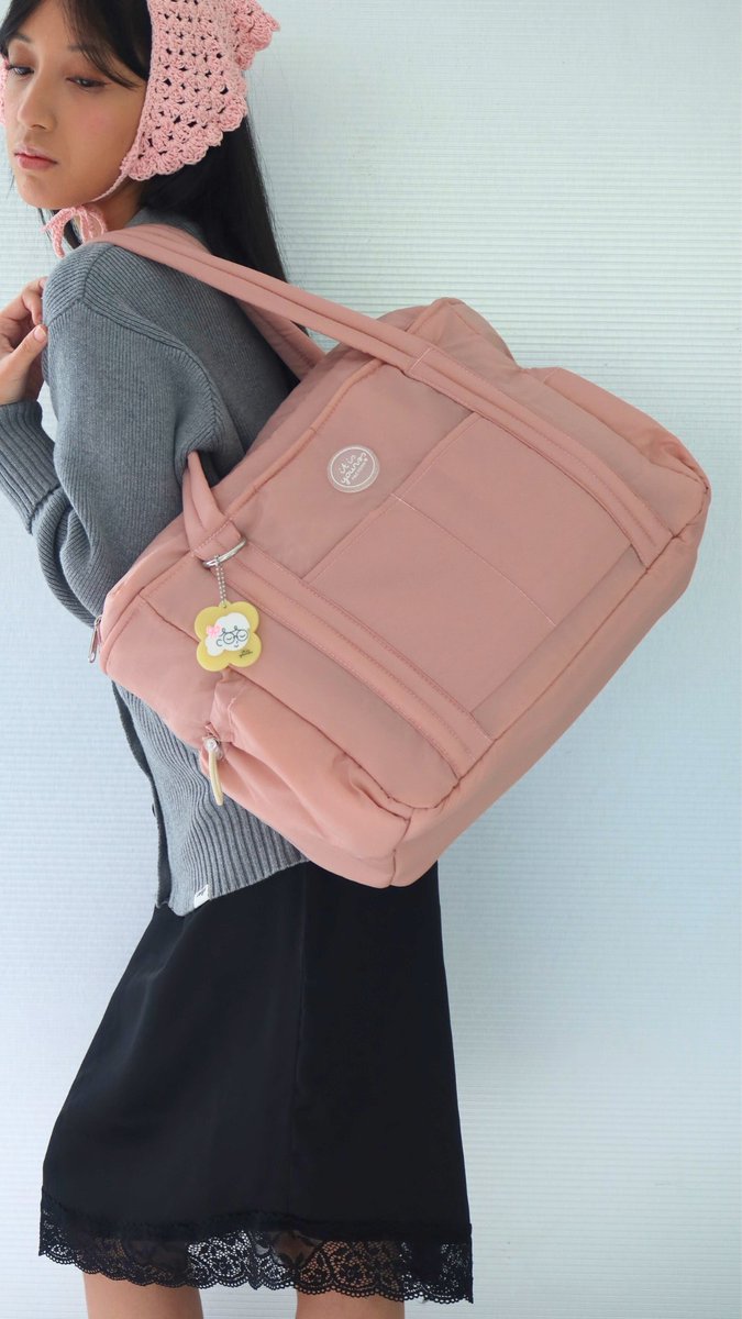 REKOMENDASI TOTE BAG ESTETIK 200RIBUAN YANG MUAT BANYAK 👜

buat kamu yang suka tas simple, timeless, tapi tetap practical buat daily. Hazy 2.0 dari ITISYOURSS ini wajib banget masuk wishlist 👀💗