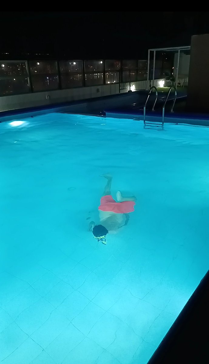 Carlevg's tweet image. Le dio calor al humano chico y...